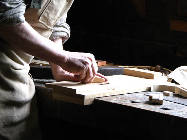 Nacemos de la influencia y formación  heredada en el sector de la <strong>carpintería de madera y ebanistería  en Salvatierra de los Barros.</strong>
